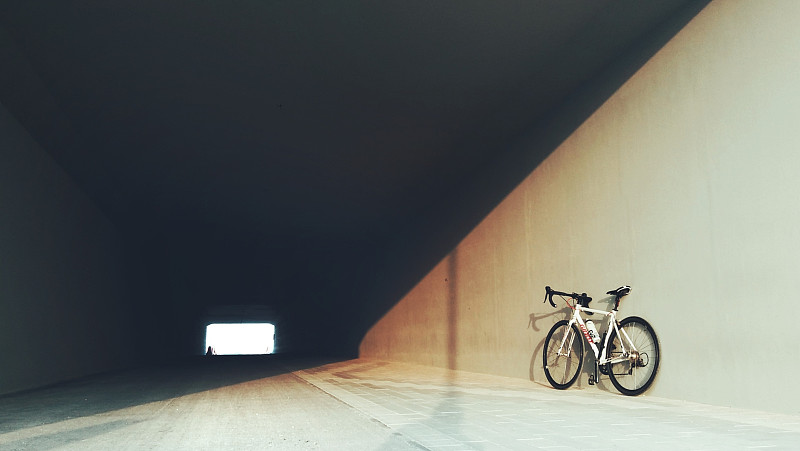 自行车挂在隧道的墙上图片下载