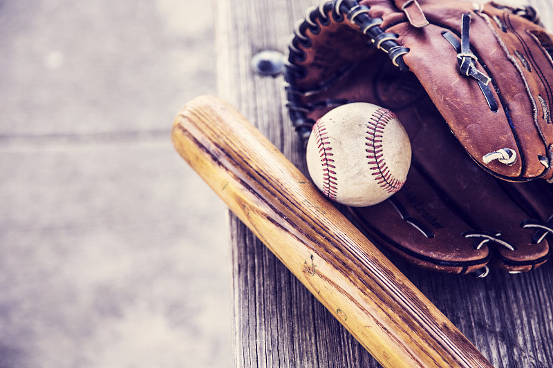 棒球赛季到了。教练席上的球棒、手套和球。图片下载