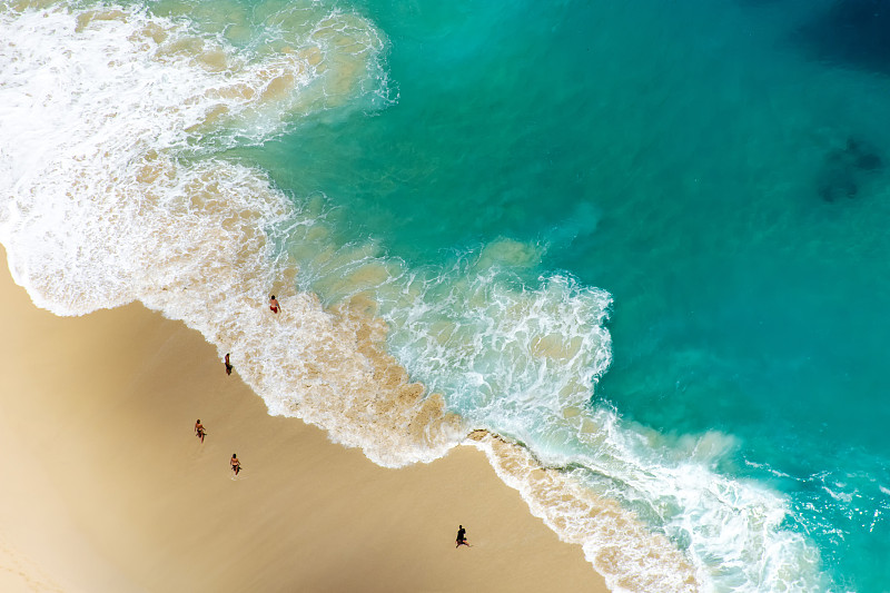 Nusa Penida的大浪和克林金海滩鸟瞰图图片下载