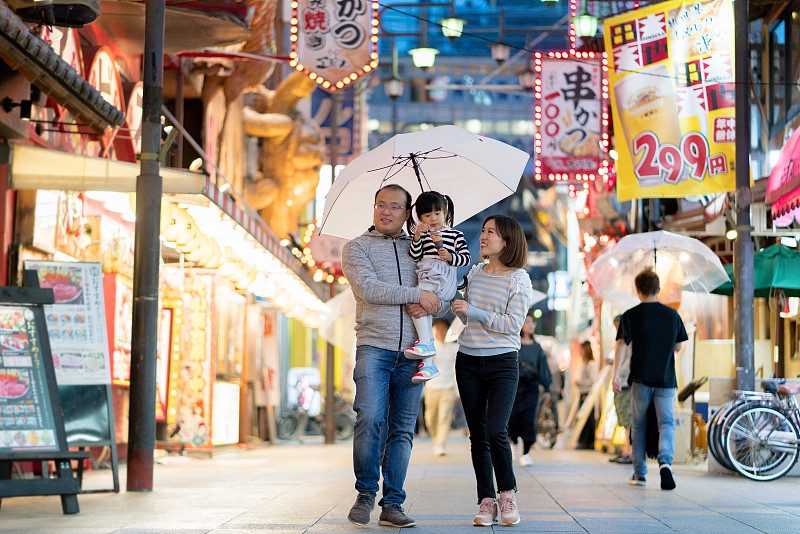 一家游客探索日本购物区图片素材