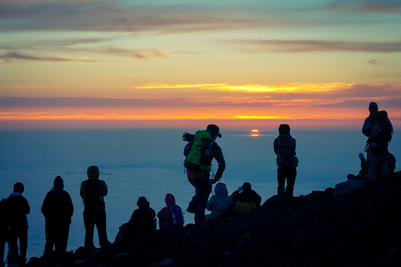 日本富士山山顶的登山者和日出图片下载