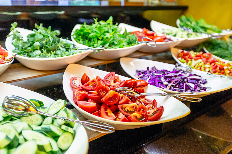 酒店自助餐有新鲜蔬菜沙拉吧图片下载