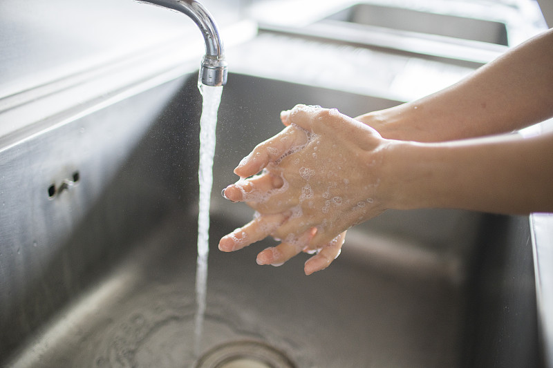 女性用肥皂洗手以保持卫生图片素材