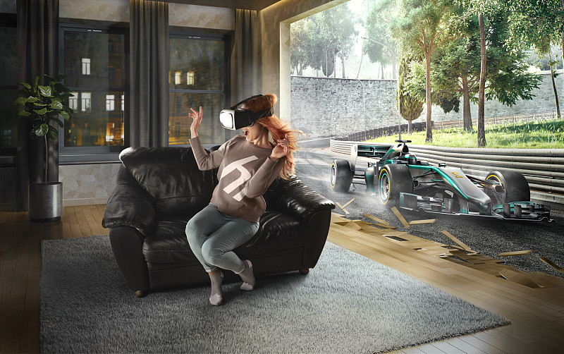 戴着VR眼镜的女人。赛道上赛车的虚拟现实图片下载