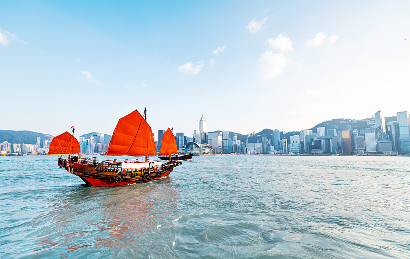 横过香港港口的帆船图片素材