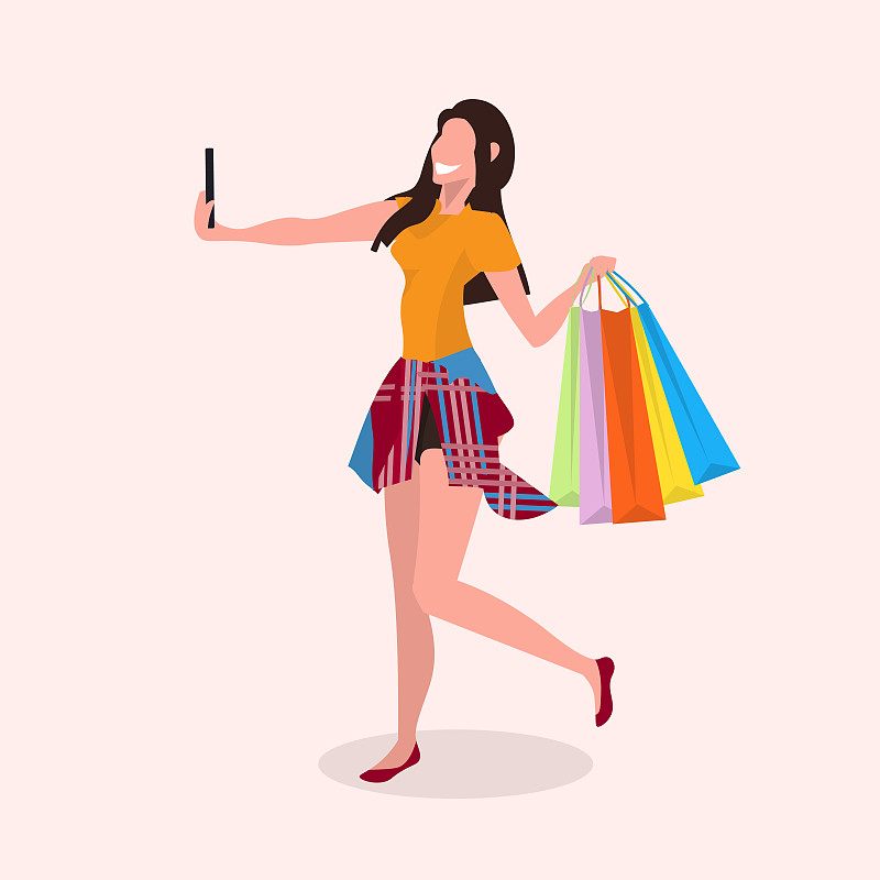 女人在智能手机相机自拍照片女孩与彩色购物袋摆姿势和微笑大销售概念女性卡通人物全长平摄影图片下载