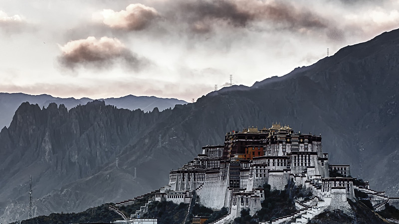 晚霞中的布达拉宫，中国西藏图片下载