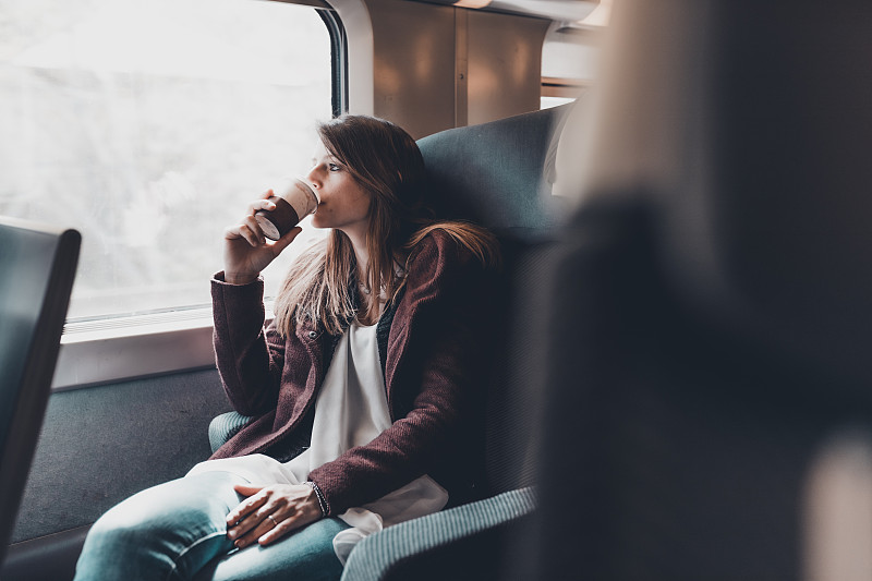 年轻女子在TGV火车上喝热饮料，巴黎，法国，欧洲图片下载