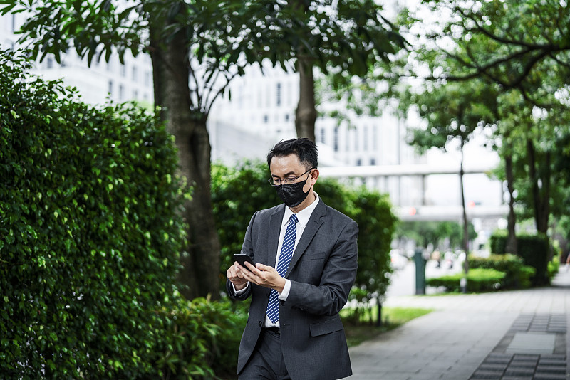 男企业家在城市里戴着防污染口罩图片下载