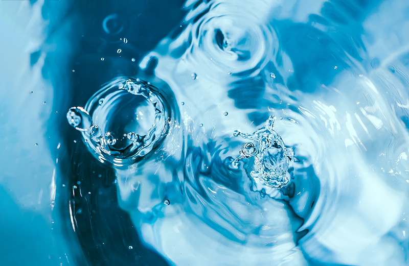 水飞溅特写。滴水。蓝色的水滴。水位下降。图片下载