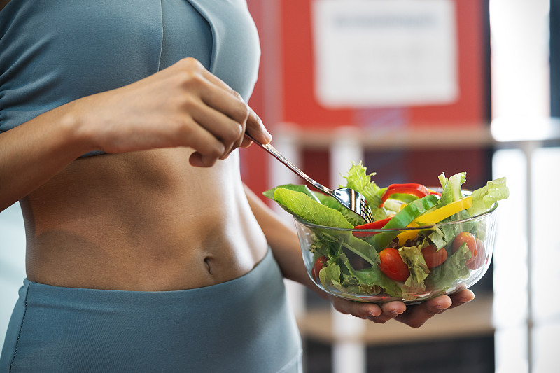 吃健康食物的运动女性图片下载