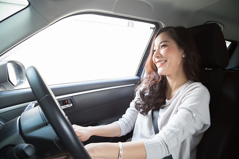 微笑的女人开车图片素材