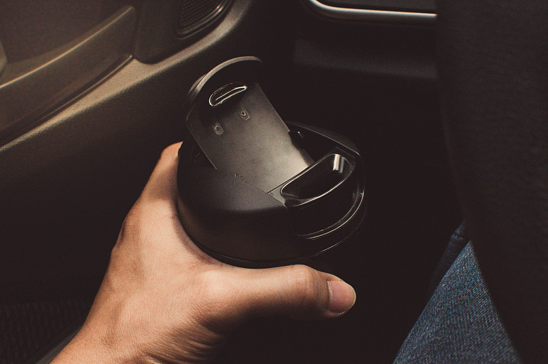 在车里用可重复使用的咖啡杯喝热咖啡图片下载