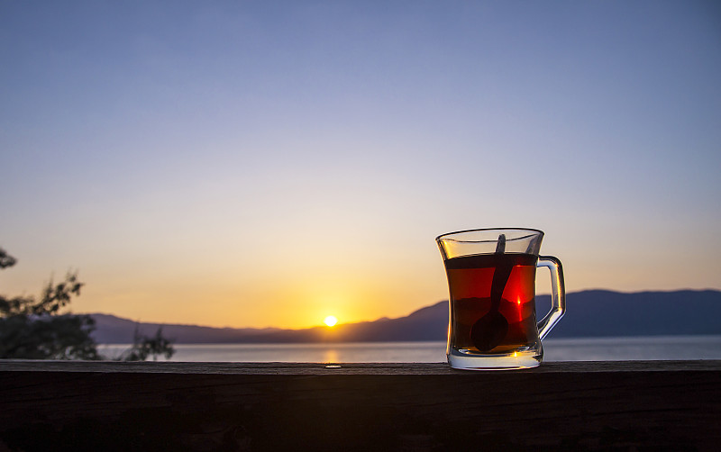 在土耳其Burdur湖日落时一杯土耳其茶图片素材