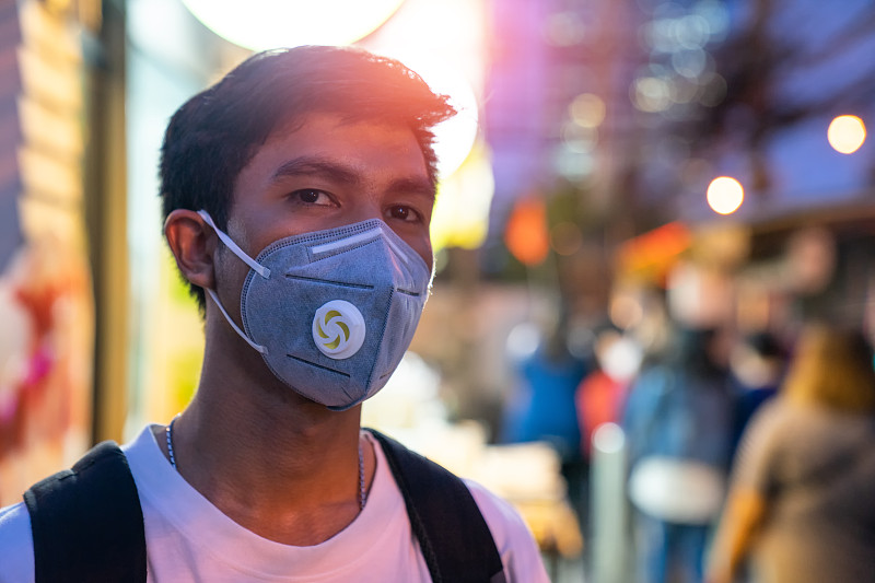 男士佩戴N95过滤面罩，生态、空气污染、环保、粉尘和烟雾焊接防护用小，佩戴N95口罩图片下载
