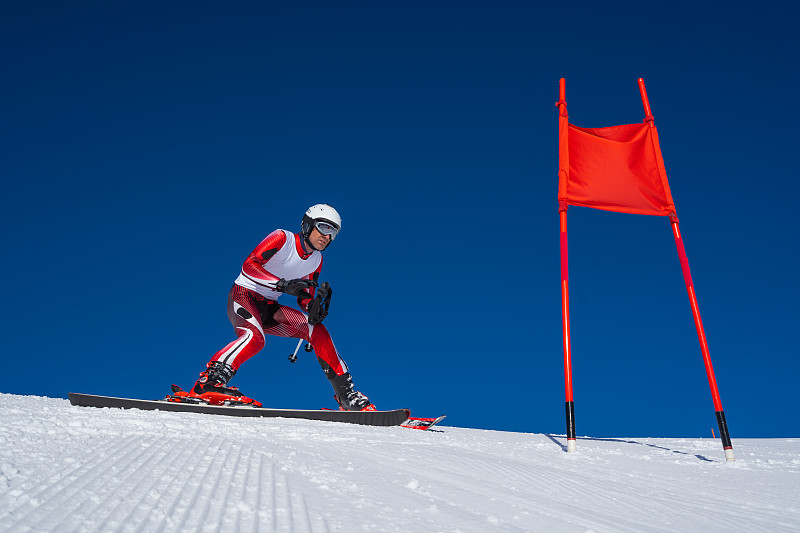 专业滑雪者运动员集中在斜坡跑道检查与晴朗的蓝天图片下载