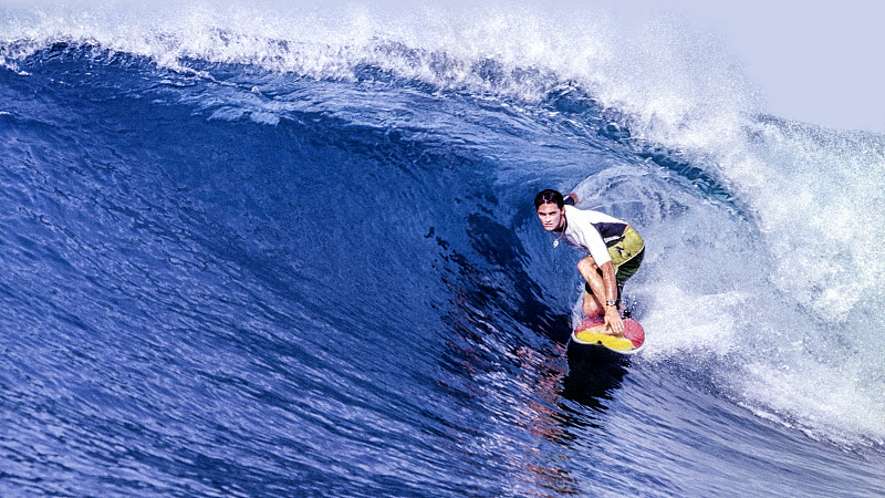 印度尼西亚，在明打威群岛冲浪图片下载