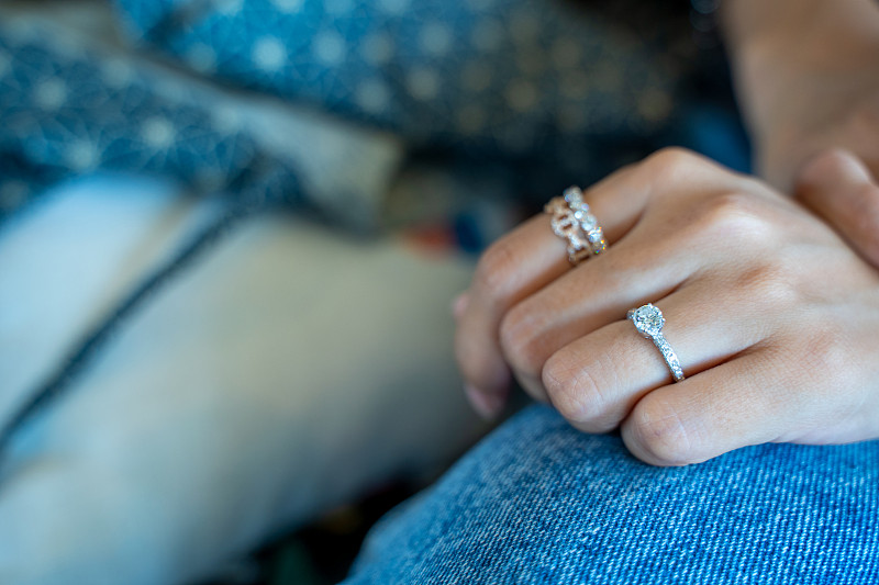 女人手指上戴着钻石戒指。图片下载
