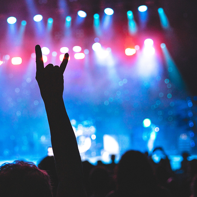 摇滚音乐会，音乐会的手举起来，摇滚的手，继续摇滚图片素材
