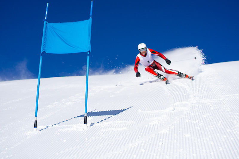 超级比赛，滑雪者模糊，关注旗帜。图片下载