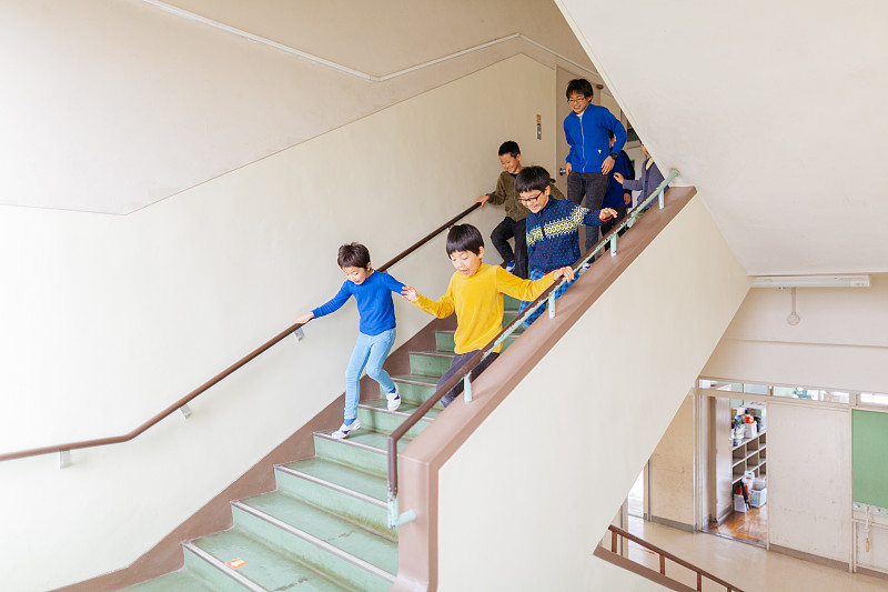 一群小学生跑下楼梯图片下载