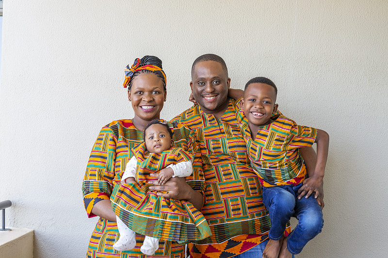一个穿着传统服装的非洲家庭的肖像图片下载