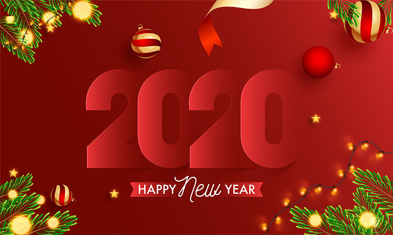 剪纸2020文字与现实的装饰品，松树叶，金色的星星和照明花环装饰在红色的背景庆祝新年快乐。图片素材