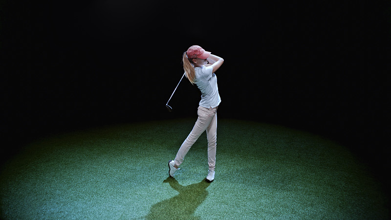 年轻女子打高尔夫球图片下载