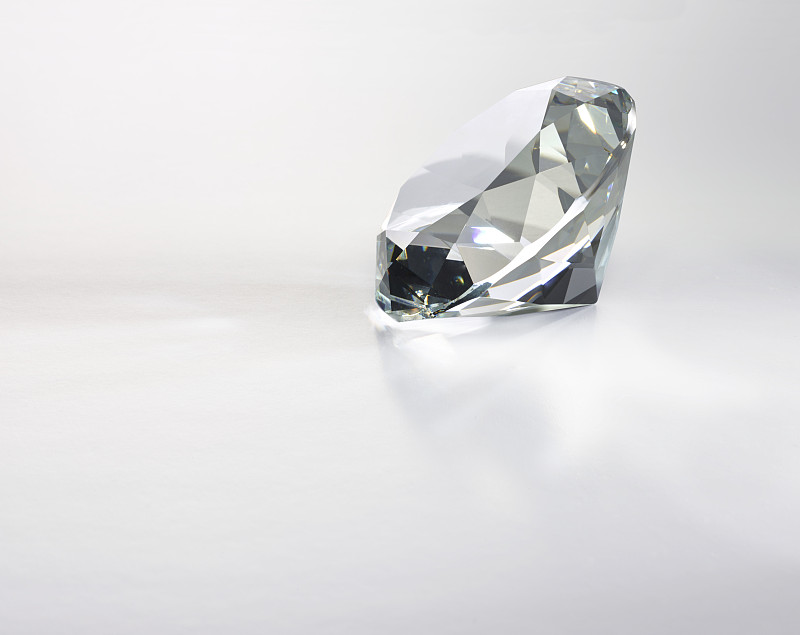 白色背景上的钻石，白色表面上的光柱图片素材