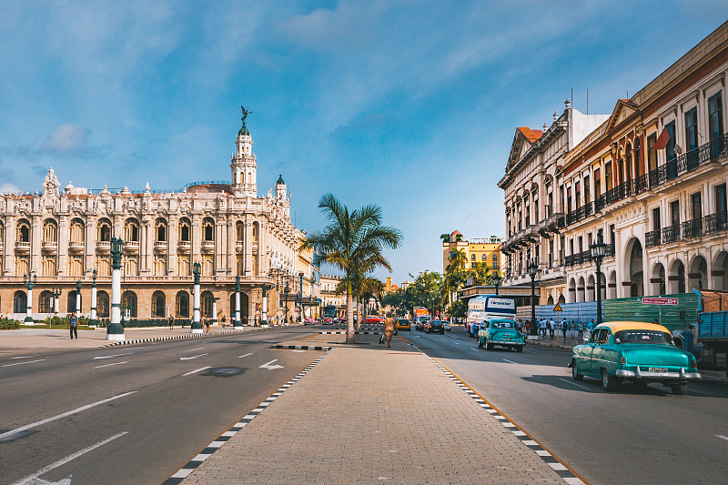 古巴哈瓦那市中心的阿隆索大剧院前的老式美国汽车图片素材