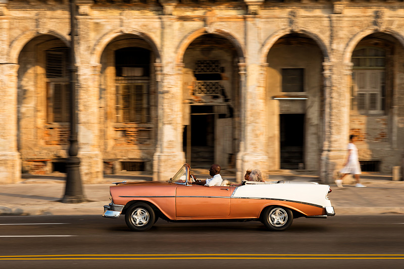古巴哈瓦那，一辆载着游客的老式美国车图片下载
