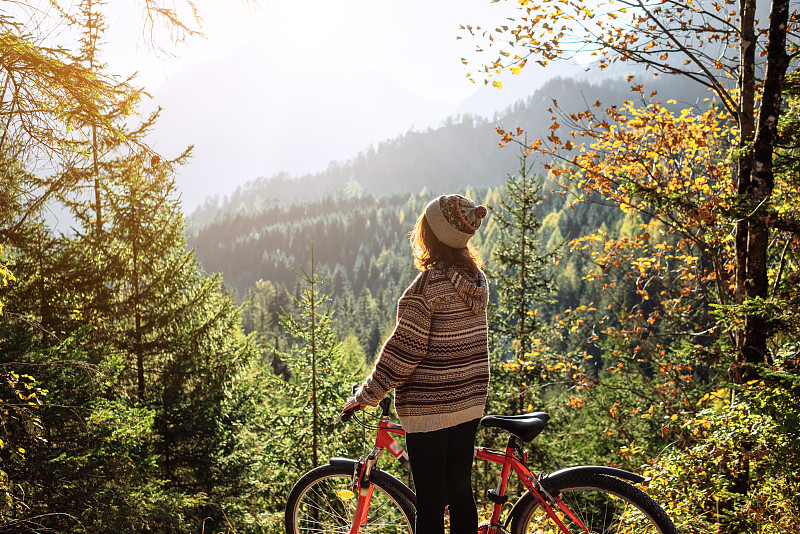 森林里骑自行车的女人图片下载