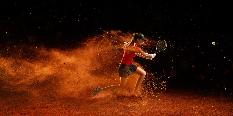 网球:运动中的女运动员图片下载