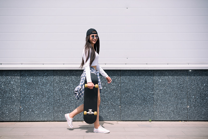 玩滑板的年轻女孩图片下载