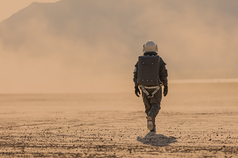 宇航员在火星上行走图片下载