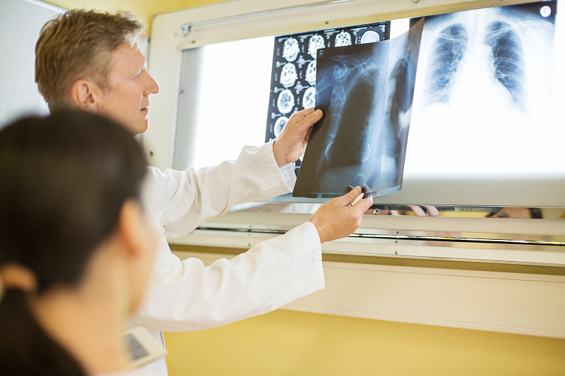 放射科医生和同事在医院检查x光片图片素材