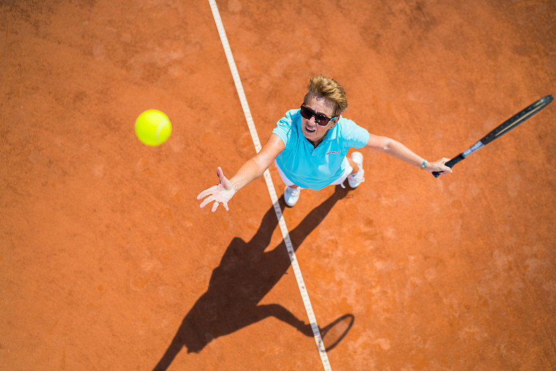 女子体育，网球服务从上面看图片下载