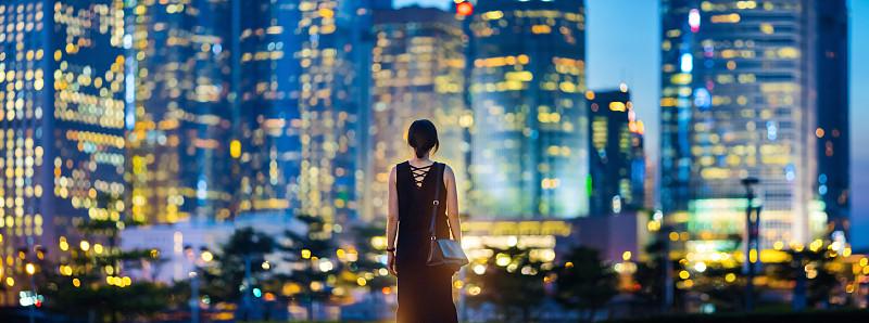 俯瞰香港城市天际线的女人的后视图图片下载