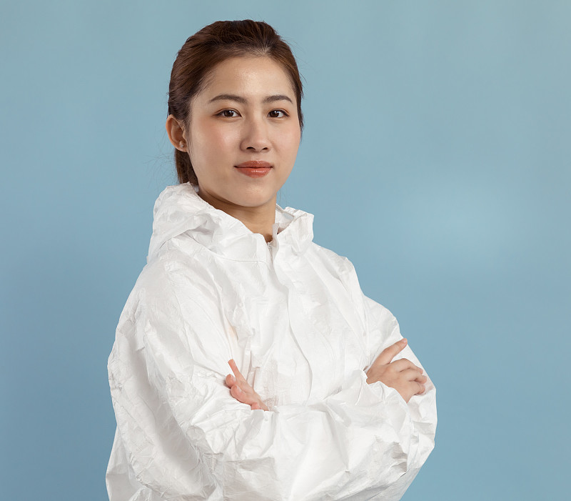 穿着隔离服的亚洲女科学家的肖像，摄影棚拍摄图片下载