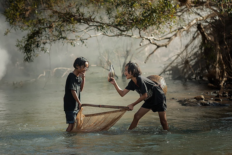 农村儿童在河边钓鱼图片素材