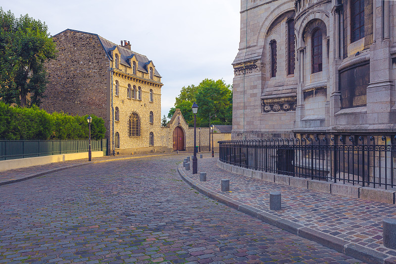 法国巴黎白天的一条古老的铺砌街道图片下载