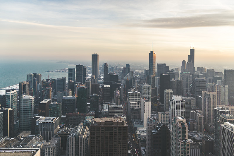 日落时芝加哥天际的鸟瞰图图片素材