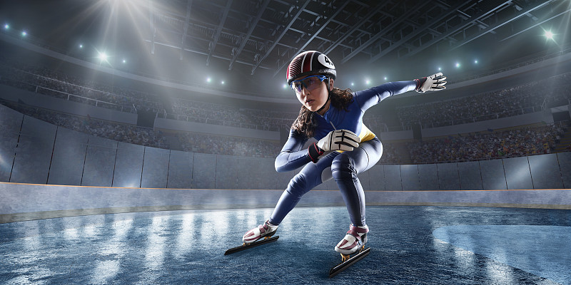 女子短道运动员滑在专业冰场图片下载