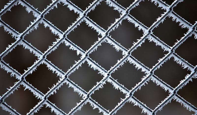 冰冻铁链栅栏的全帧拍摄图片素材