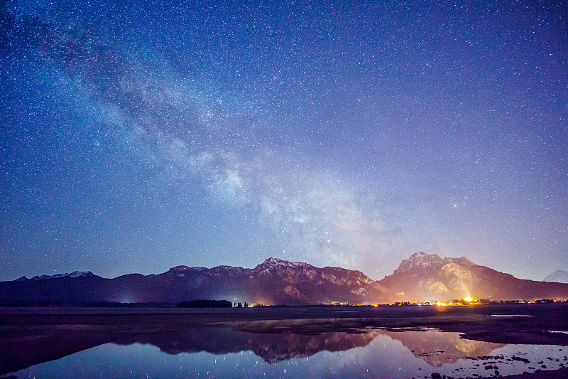 夜晚天空映衬下的湖景图片素材
