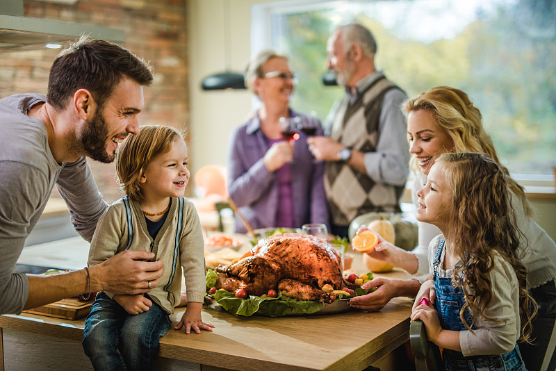 一家人在家里吃感恩节晚餐的时候聊得很开心。图片下载