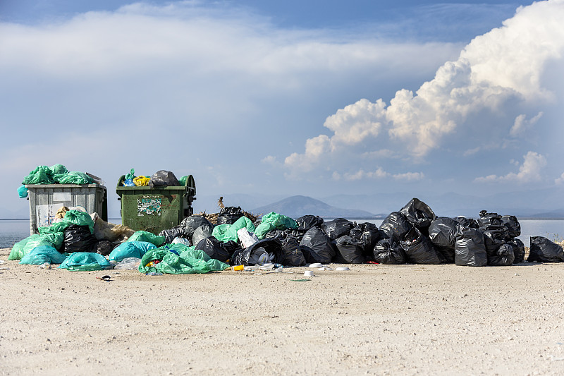 科孚岛的垃圾问题。图片下载