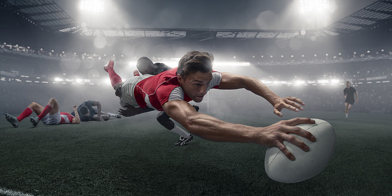 橄榄球运动员在半空中俯冲与球得分图片下载