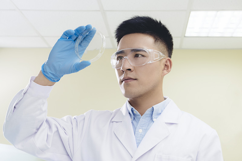Scientist doing experiment图片下载