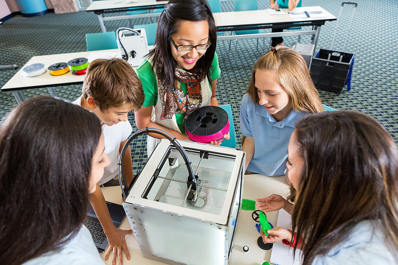 老师教学生将丝料装入3D打印机图片下载